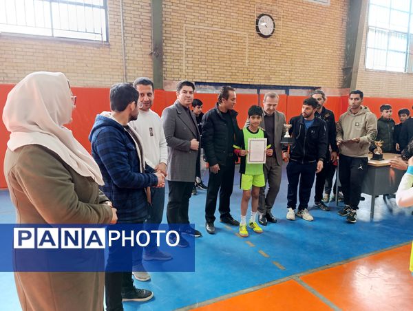  نایب قهرمانی تیم فوتسال مدرسه معلم آشخانه 