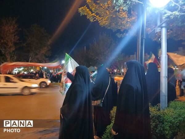 خروش مردم در میادین و تجمعات شبانه همراه با طنین شعار های مهدوی و انقلابی