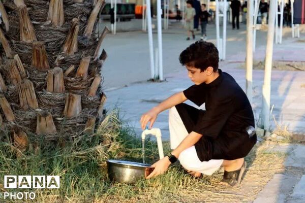 خدمت به زائران اربعین کوچک و بزرگ نمی شناسد