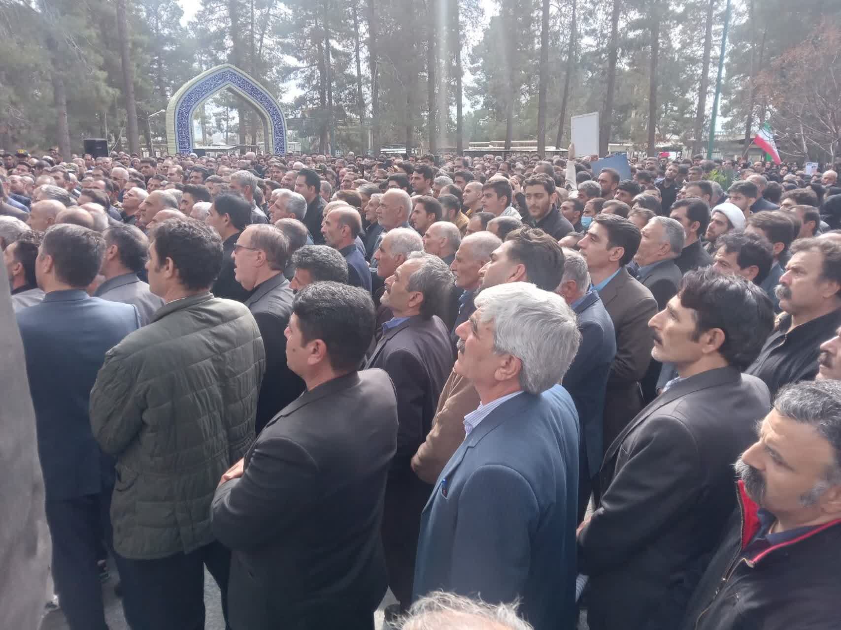 اشک و قدردانی در تشییع خلبان شهید بیاتی؛ مردم کوهدشت با شهیدشان وداع کردند 