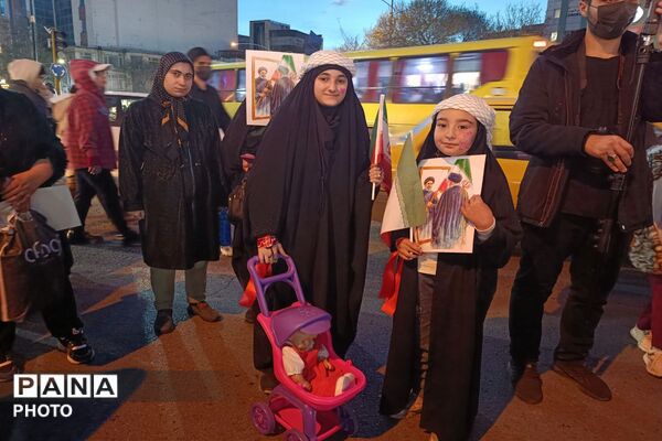 حضور دانش‌آموزان و نوجوانان در راهپیمایی شبانه اردبیل