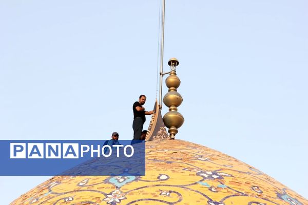 آیین مذهبی تعویض پرچم گنبد حرم مطهر حضرت سلطانعلی ابن امام محمد باقر(ع)