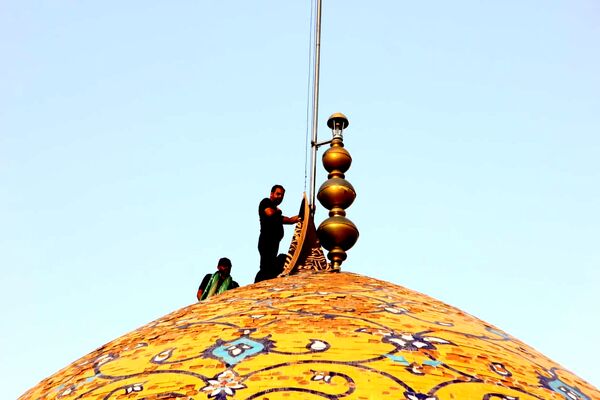 آیین مذهبی تعویض پرچم گنبد حرم مطهر حضرت سلطانعلی ابن امام محمد باقر(ع)