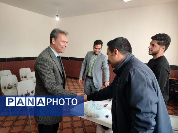 آثار دانش اموزان هنرمند کاشمر در کانون عاطفه 