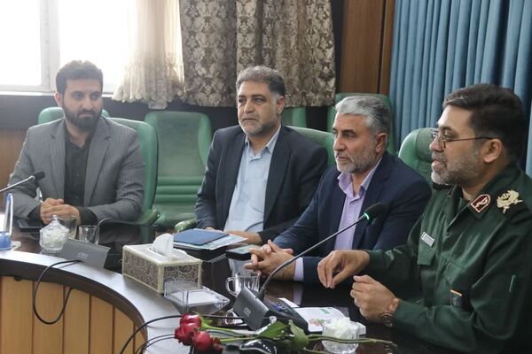 دیدار جمعی از دانش‌آموزان اشکذری و مسئولان آموزش و پرورش با فرمانده سپاه الغدیر 