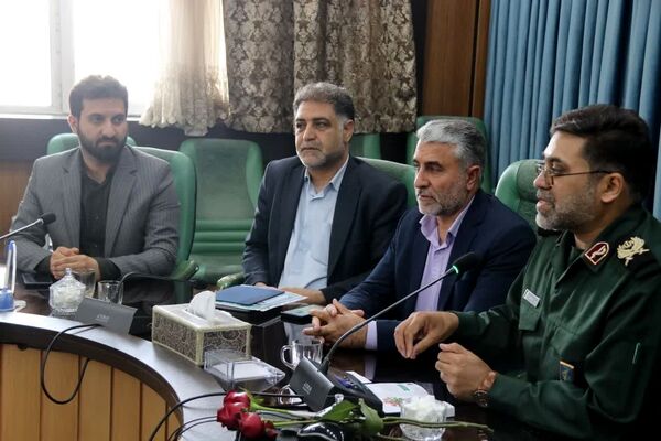 دیدار جمعی از دانش‌آموزان اشکذری و مسئولان آموزش و پرورش با فرمانده سپاه الغدیر 