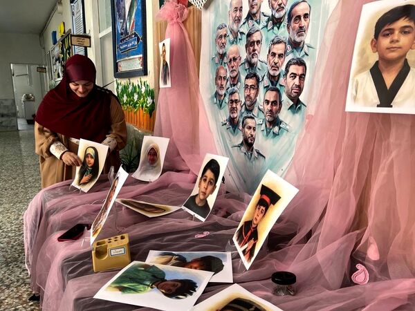 یادبود شهادت دانش‌آموزان شهید جنگ تحمیلی ۱۲ روزه در دبستان المهدی ناحیه 2 کرج 
