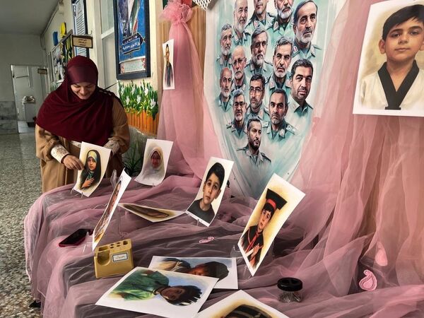 یادبود شهادت دانش‌آموزان شهید جنگ تحمیلی ۱۲ روزه در دبستان المهدی ناحیه 2 کرج 