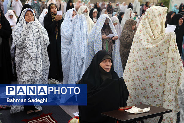 اقامه نماز عید سعید فطر- امامزاده پنج تن(ع) لویزان