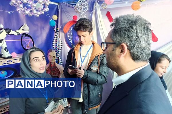پژوهش‌سرای کاوش کهریزک، کانون توجه نخستین روز نمایشگاه دستاوردهای دانش‌آموزی استان