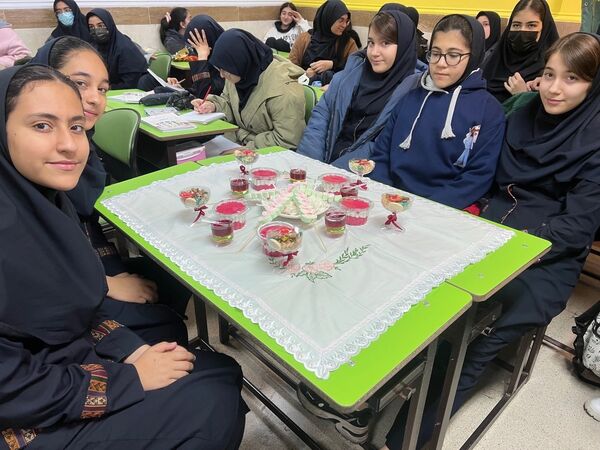 جشن یلدای دانش‌آموزی در دبیرستان تیمسار فلاحی ناحیه یک کرج 