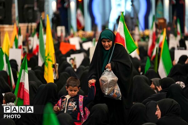 اجتماع بانوان انقلابی به مناسبت چهلم قائد امت و شهدای میناب در مسجد جمکران 