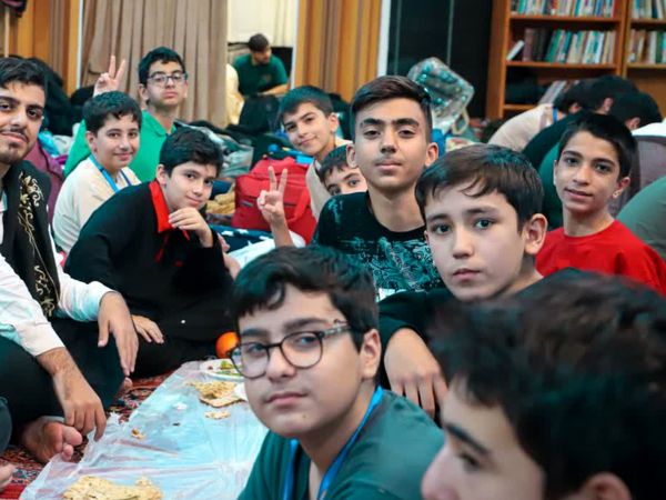 جلوه‌ای از اعتکاف دانش‌آموزی در مسجد امام علی‌بن‌ابی‌طالب (ع)