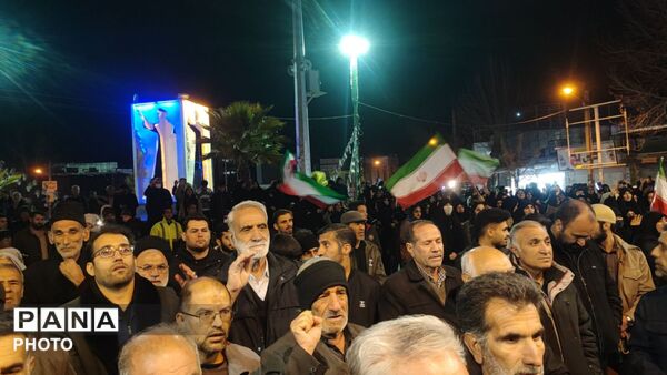 شهرستان کوهدشت هر شب خیابان هایش از مردم غیورش پر می شود