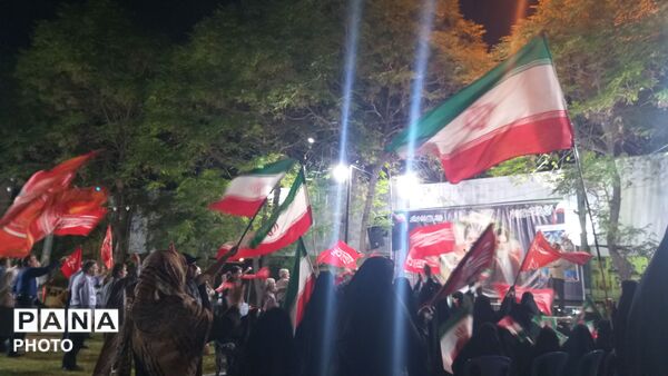 میدان شهر زیر پرچم ایران؛ مردم پای آرمان‌های وطن