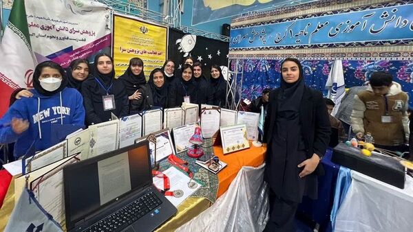 حضور پژوهش‌سرای معلم ناحیه یک کرج در نمایشگاه پژوهش و فناوری 