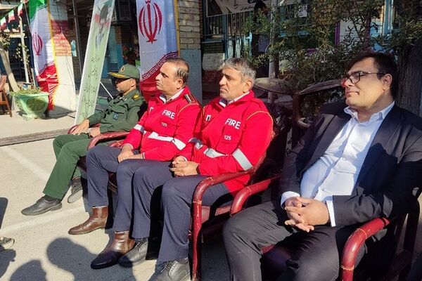 آیین نواختن زنگ پدافند غیرعامل در دبیرستان تهرانی باقرشهر 