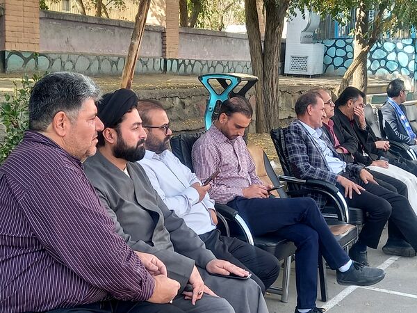 رونمایی از کتاب «روحانی که روحانی نیست» در دبیرستان باقریه