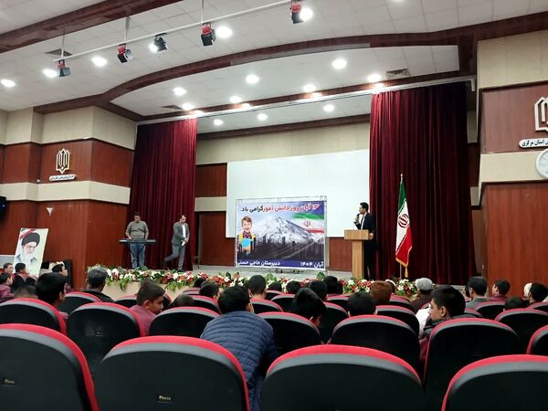 مراسم گرامیداشت روز دانش‌آموز  در دبیرستان حاج مصطفی حاج حسنی