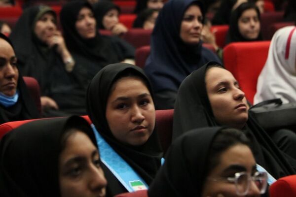 تقدیر از دانش‌آموزان برتر حوزه فرهنگی و هنری در آموزش و پرورش ناحیه یک شهرری