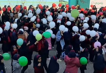 جشن سالگرد پیروزی انقلاب در دبستان دخترانه پیروزی قم