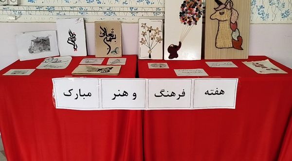 هم‌زمان با هفته فرهنگ و هنر؛ آثار هنری دانش‌آموزان دبیرستان بنت‌الهدی صدر در نورآباد به نمایش درآمد