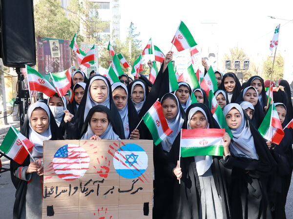 حضور افتخارآفرین دانش آموزان میبدی در تجمع یوم الله سیزده آبان 