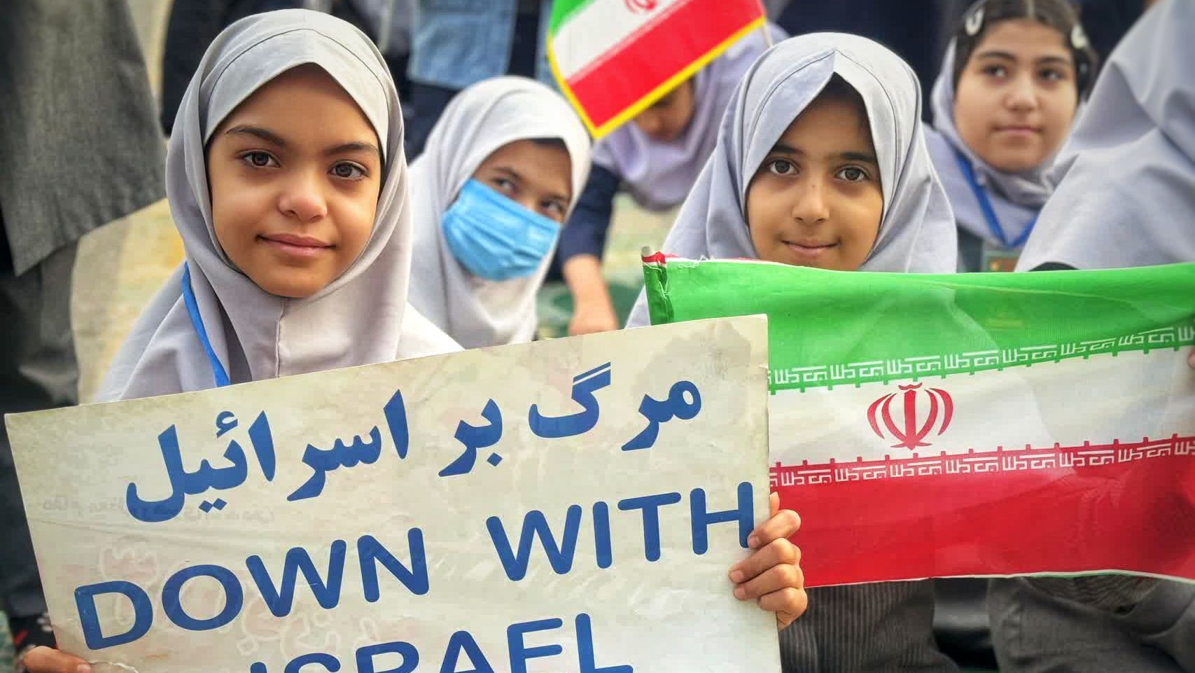 جشنی به رنگ پرچم ایران در دبستان نیایش 