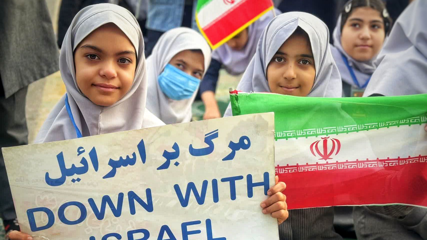 جشنی به رنگ پرچم ایران در دبستان نیایش 