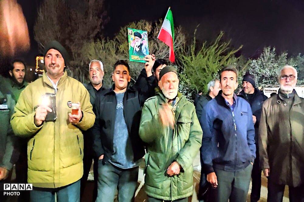 در کنار هم ایستاده ایم-۱
