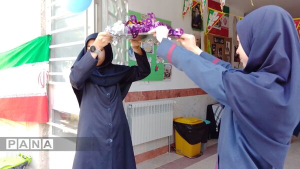 به صدا در آمدن زنگ مهر در دبیرستان دخترانه عزت طلایی نیشابور 