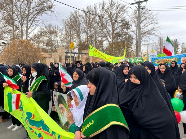 حضور پرشور فرهنگیان، دانش‌آموزان و اقشار مختلف مردم در راهپیمایی ۲۲بهمن