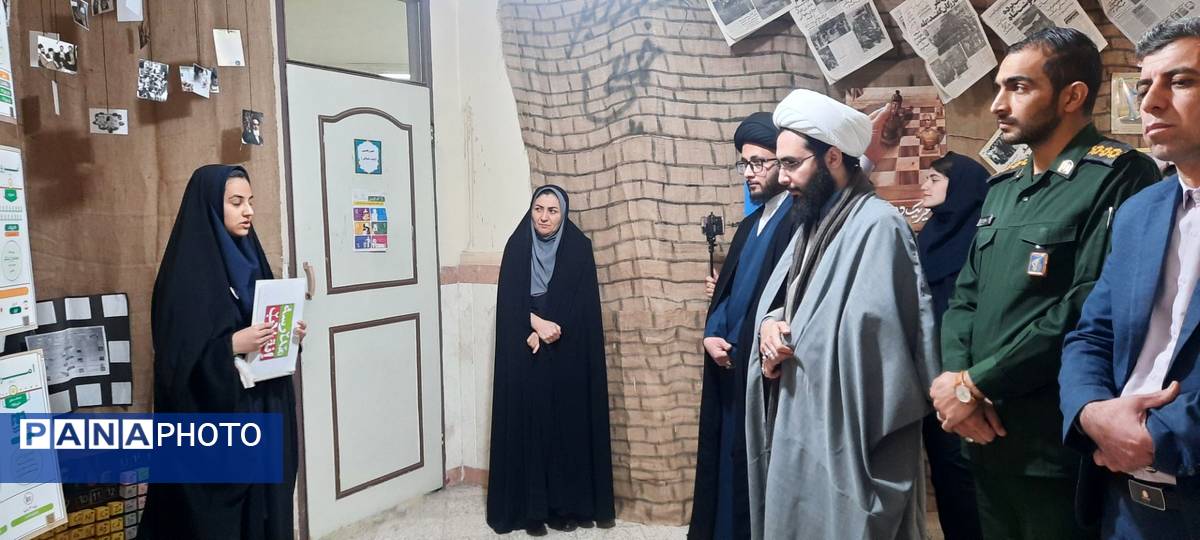 افتتاح سیزدهمین دوره نمایشگاه مدرسه انقلاب دبیرستان هفده شهریور شهرستان فیروزکوه