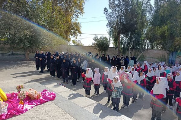 گرامیداشت روز دانش آموز در مدارس دخترانه پیشوا؛ شکوفایی مهر و علم در باران، کوثر، دیانت و مهردخت