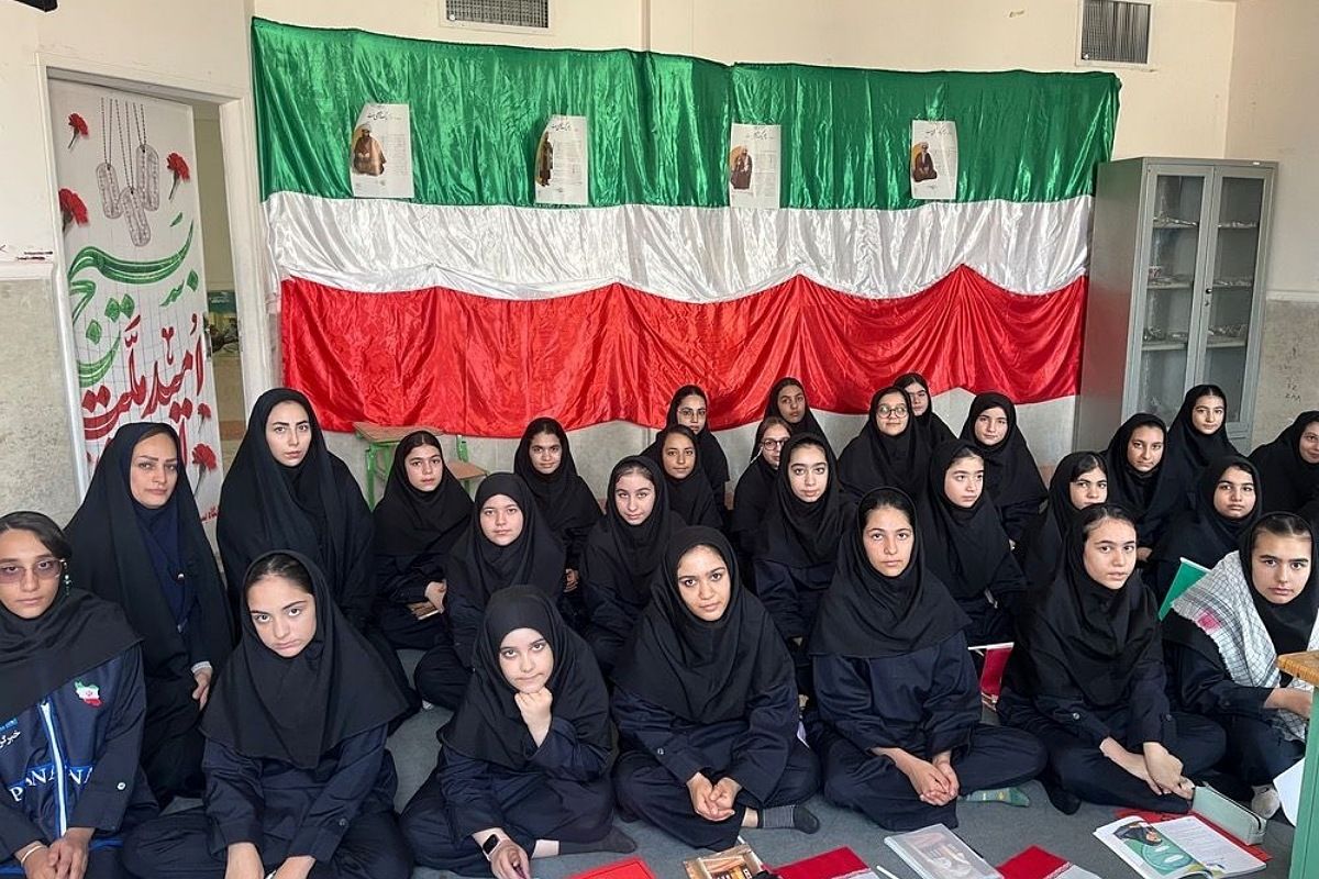 عکس یادگاری دانش‌آموزان مدرسه ملوک زندی