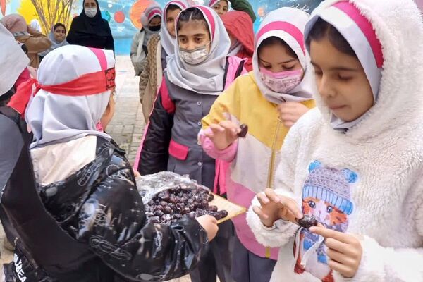 ایستگاه صلواتی در دبستان سارا، میزبان دل‌های کوچک در سوگ حضرت فاطمه(س) بود