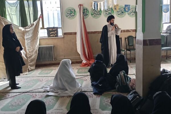 هیئت شهرستانی به مناسبت شهادت حضرت زهرا(س) در دبیرستان حضرت معصومه(س) شهرستان فیروزکوه