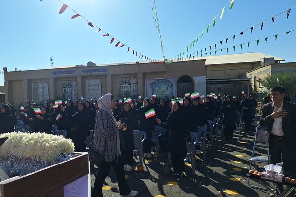 آیین نواختن زنگ مدرسه با شروع سال تحصیلی جدید 