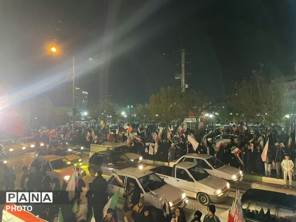 چهلمین شب اجتماع مردمی در میدان معراج مشهد