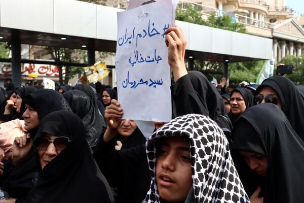 سیل خروشان زائران و مجاوران رضوی در مراسم تشییع پیکر شهدای خدمت