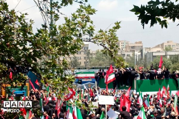 حماسه حضور مردم ایران در مراسم تشییع رهبر شهید