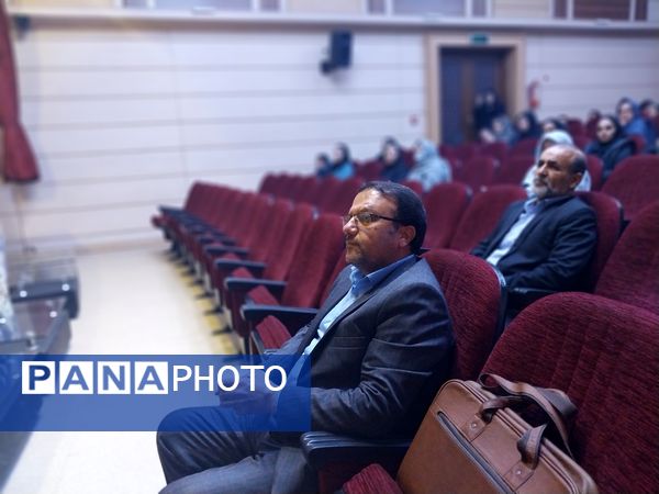 جلسه هدایت تحصیلی دانش‌آموزان ناحیه۶ در فرهنگسرای ترافیک