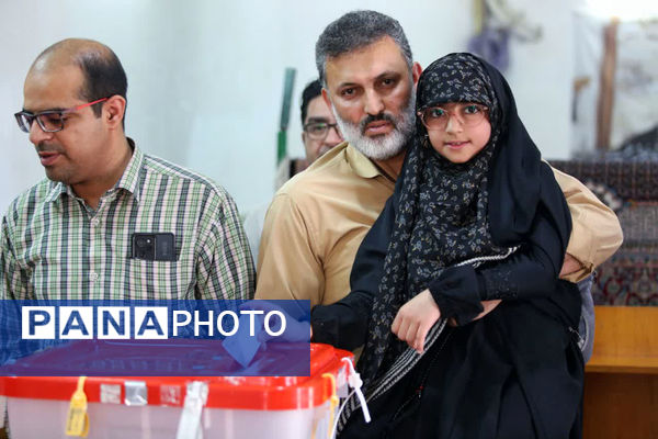 حضور کودکان به همراه والدین در شعبه‌های اخذ رأی