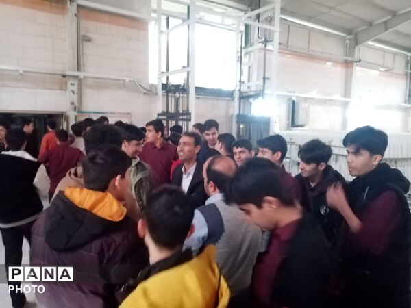 بازدید دانش آموزان دبیرستان نمونه آیت‌الله خامنه‌ای از شهرک صنعتی کاشمر
