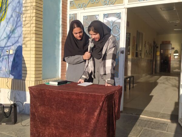 مراسم صبحگاه در دبیرستان دخترانه امید 