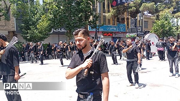 شور حسینی در خیابان های شهر؛عاشورا در قاب زنجیر زنان