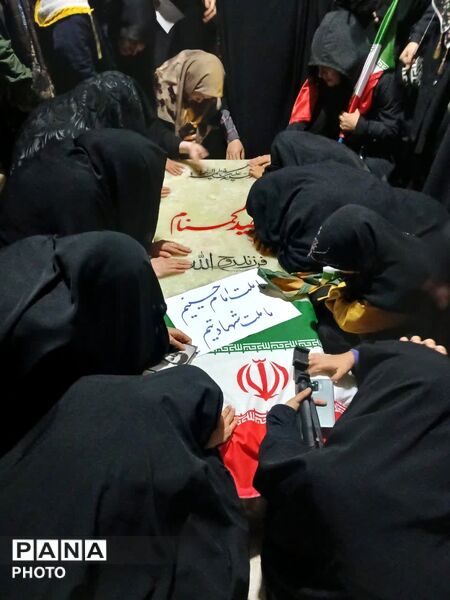 هم‌نشینی آرام کنار مزار شهید گمنام