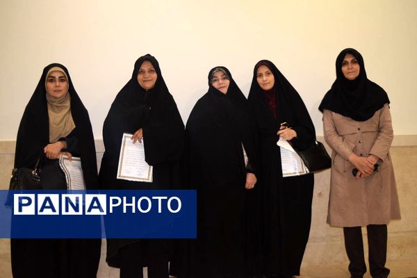 تجلیل از معلمان نمونه منطقه ۱۴ به مناسبت هفته گرامیداشت مقام معلم