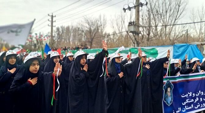 طنین سرودهای انقلاب در آسمان کرج