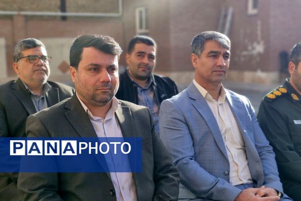 آیین نواخته شدن زنگ انقلاب اسلامی در مدرسه آیت‌الله خامنه‌ای قرچک